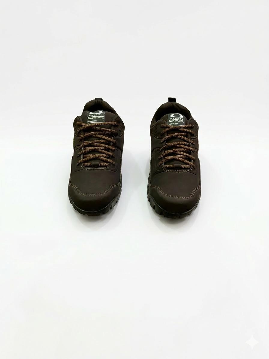 Bota Oakley Stratus Marrom